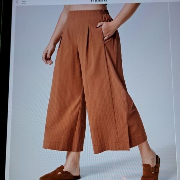 HALARA Pants - LARGE   HALARA PLICATED WIDE LEG PALAZZO CAPRI